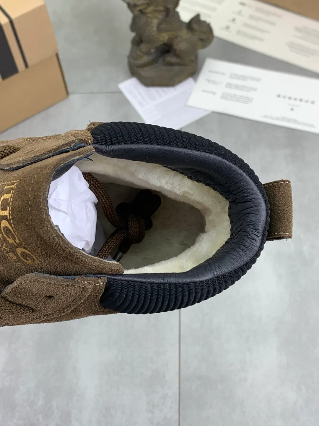 Men's men's shoes 💰P620 New arrival 🆕🆕🆕 IUGGI men's British retro Martin boots Winter new men's outdoor hiking boots First layer of cowhide on the outside and wool on the inside Comfortable and warm sole Rubber outsole Non-slip and firm Trendy and fashionable Casual and versatile Size: 39-44 Three colors A6869